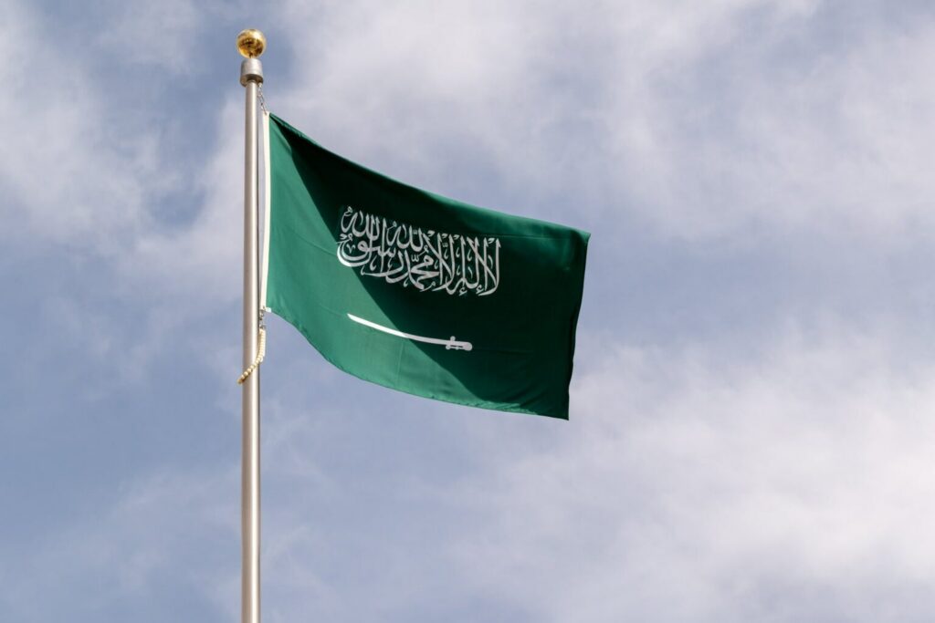 السفارة في إندونيسيا تحذر المواطنين من موجات تسونامي