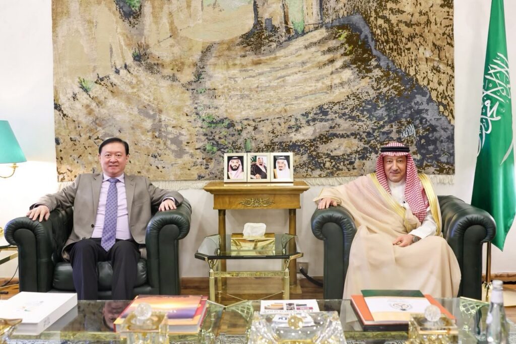 نائب وزير الخارجية وسفير الصين يناقشان التطورات الإقليمية والدولية