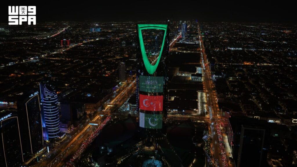 معالم وأبراج مدن المملكة تتوشّح بأعلام المملكة وتركيا وباكستان احتفاءً بتوقيع “اتفاقية مكة للدفاع المشترك”