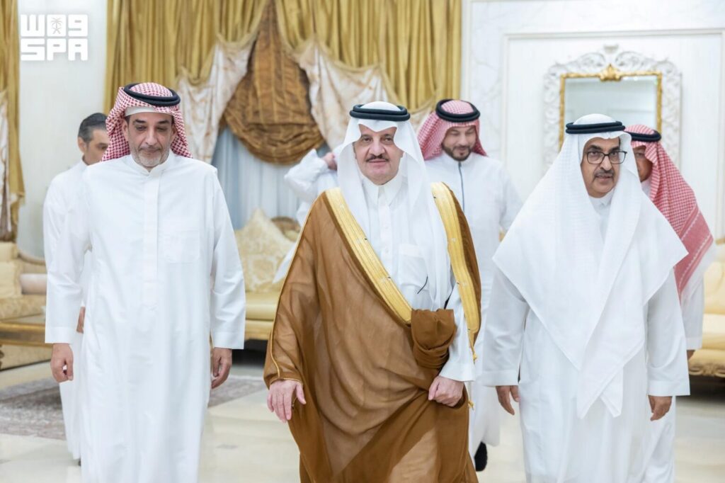 أمير الشرقية يقدم التعازي لأبناء الدكتور بكر بن عبدالله بن بكر في وفاة والدهم