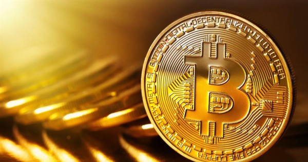 صدمة للعملات المشفّرة بعد هبوط “بيتكوين” دون 104 آلاف دولار