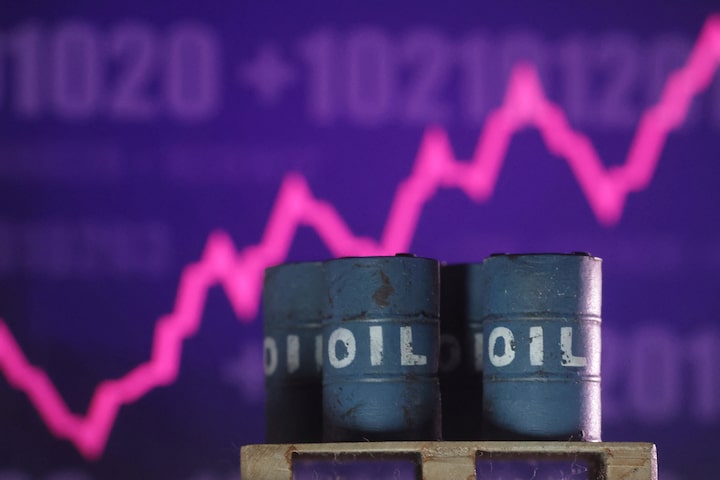النفط يقفز 2% مع تعثر فتح هرمز