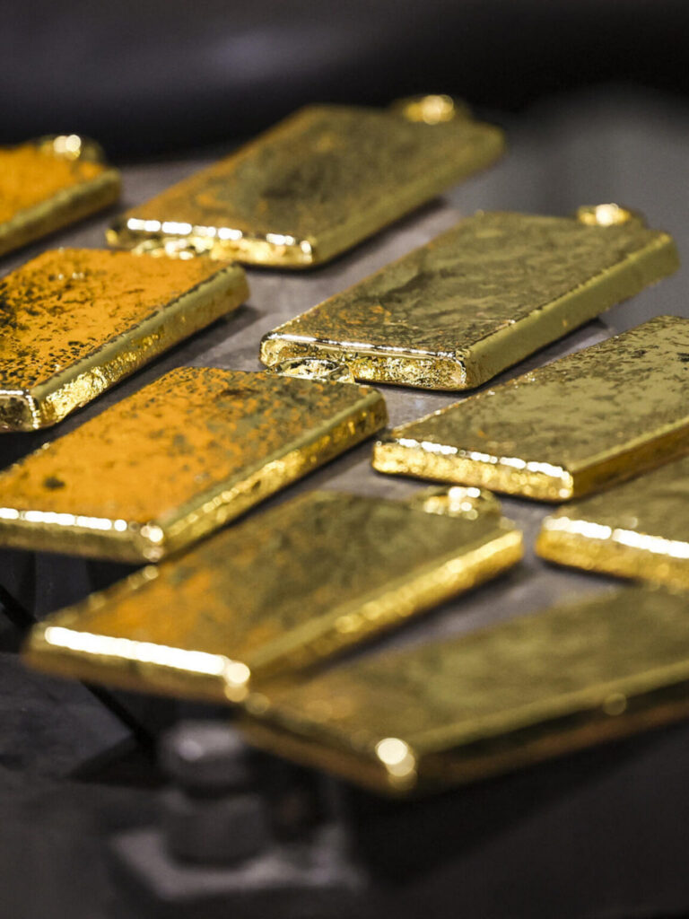 انخفاض أسعار الذهب إلى 4399.99 دولارًا للأوقية