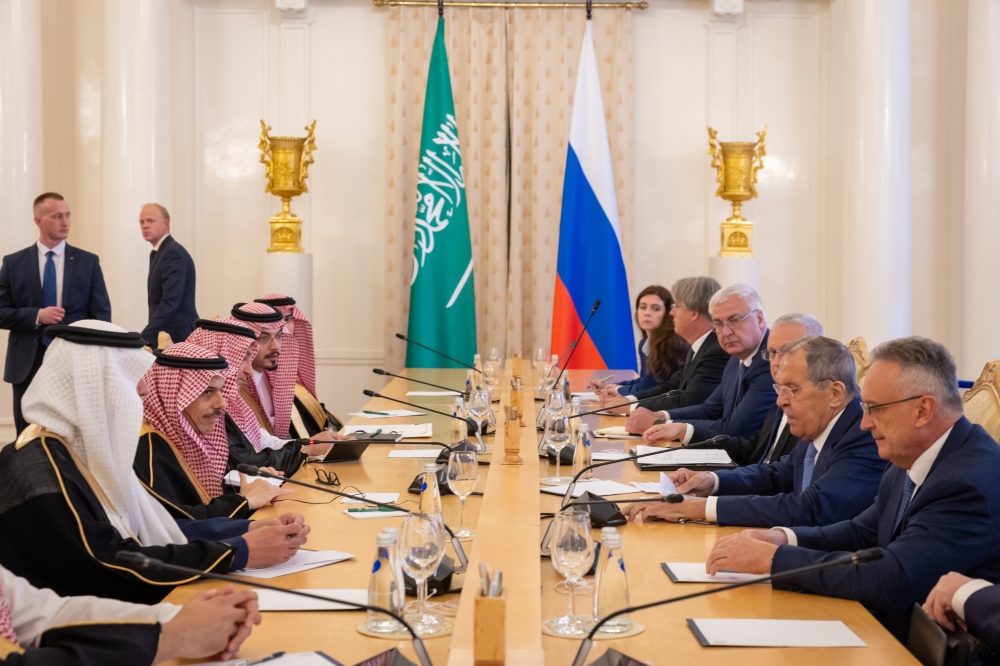 وزير الخارجية ونظيره الروسي يؤكدان أهمية ضمان أمن وحرية الملاحة