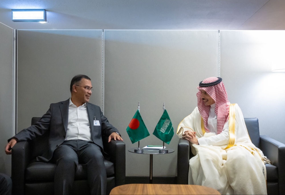 وزير الخارجية يستعرض العلاقات الثنائية مع رئيس وزراء بنغلاديش