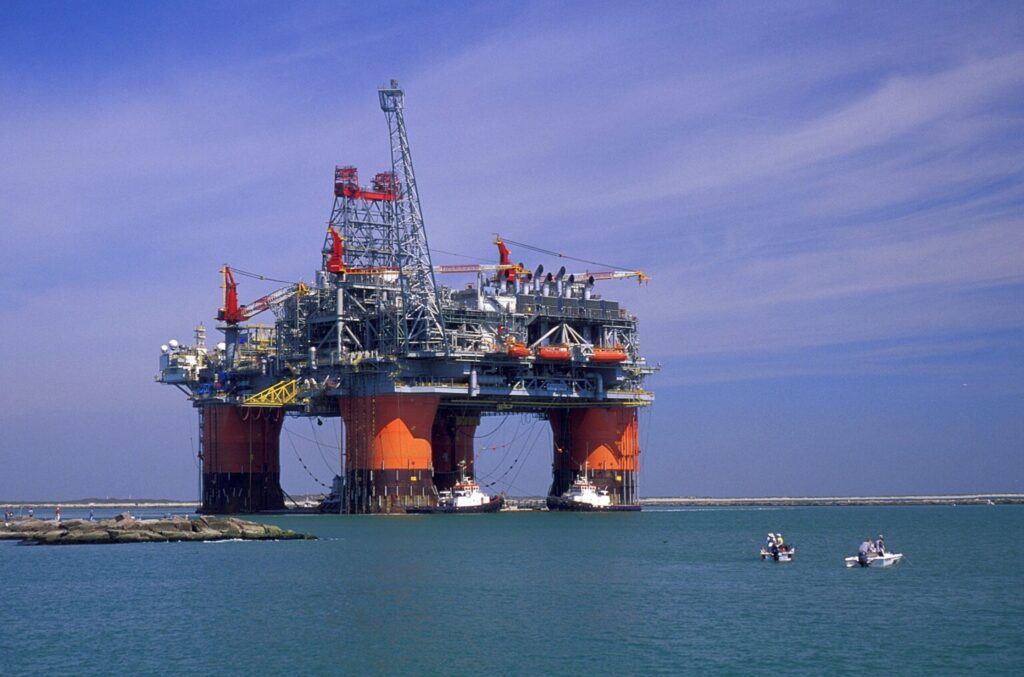 النفط يستقر متجاوز 100 دولار ويسجل مكاسب أسبوعية 8% مع تعطل الامدادات