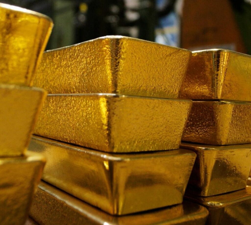 الذهب يرتفع بنحو 2% إلى 4400 دولار للأوقية